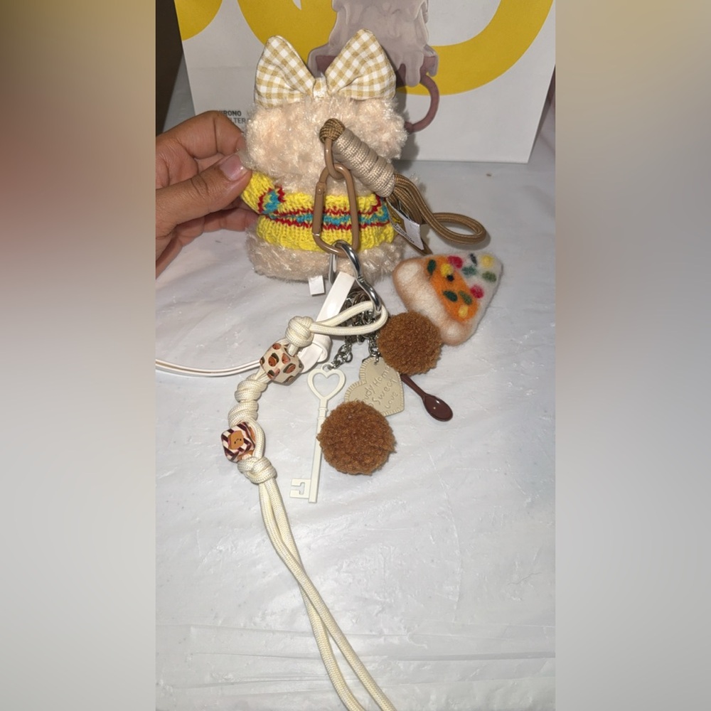 Fun Keychains with Many Amazing Accessories - Picture 14 of 16